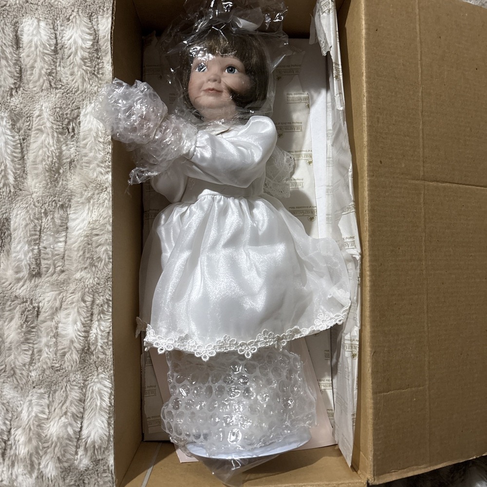 NEW ASHTON DRAKE Galleries PORCELAIN DOLL WITH BOX Brunette